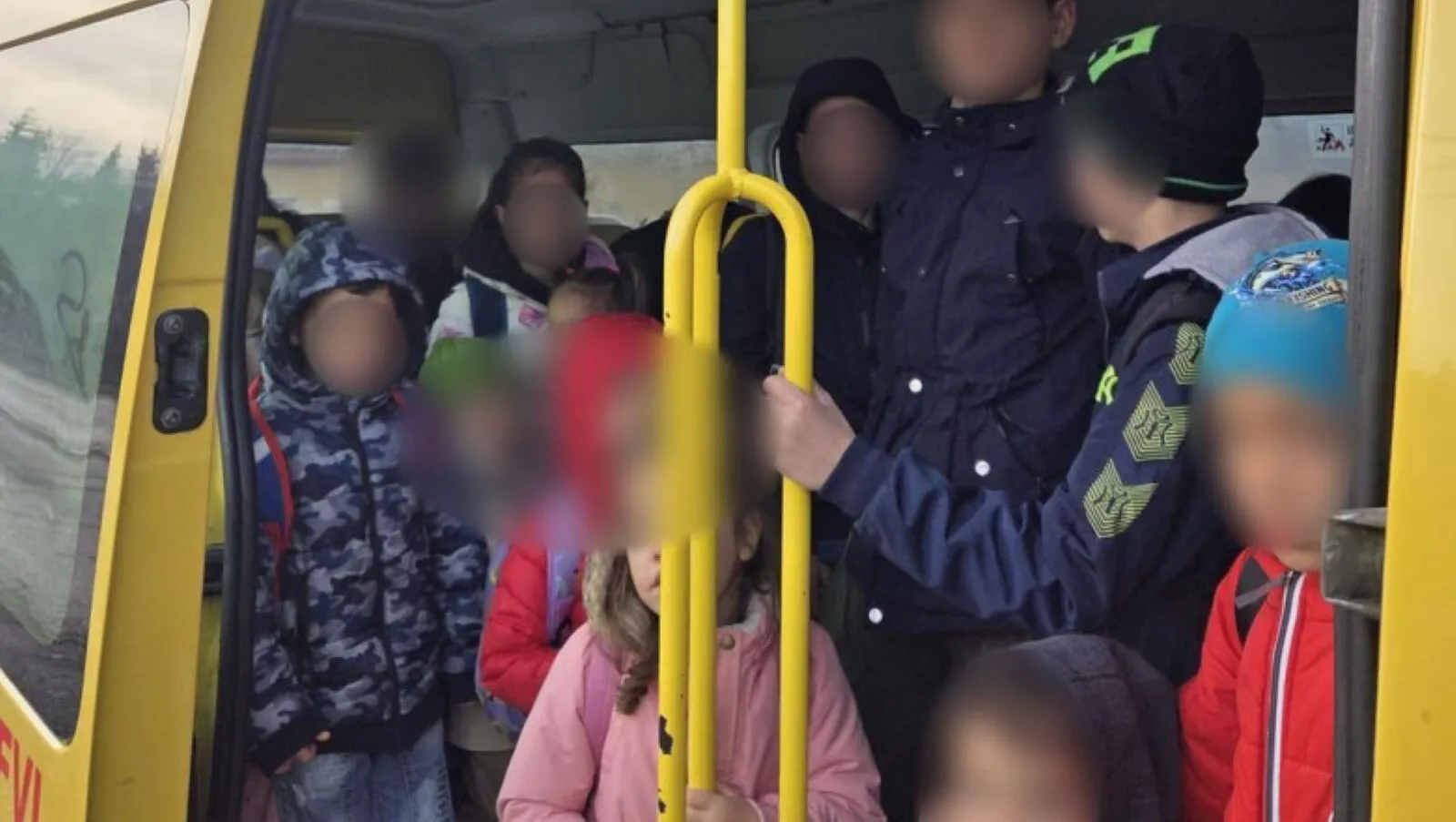 microbuz scolar elevi