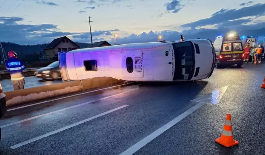 BREAKING Un microbuz plin cu călători s-a răsturnat: Autoritățile au activat Planul Roșu de acțiune