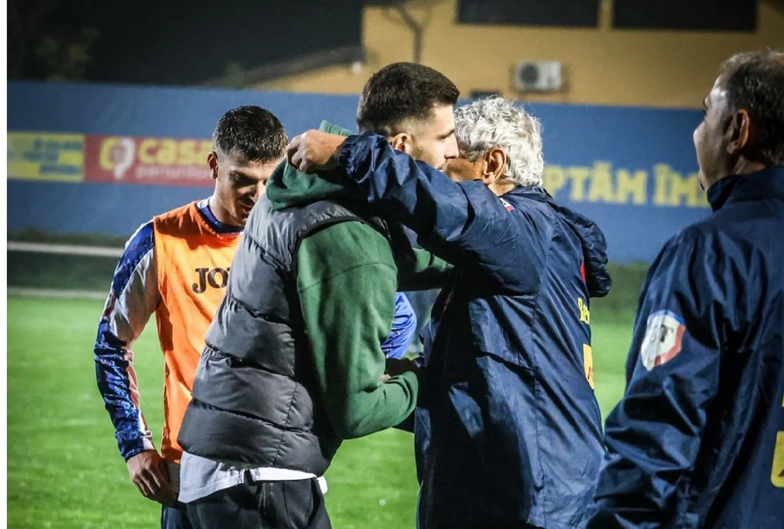 Mihai Popescu i-a vizitat pe tricolori la Mogoşoaia. Fotbalistul se recuperează după accidentarea gravă suferită în meciul cu Austria