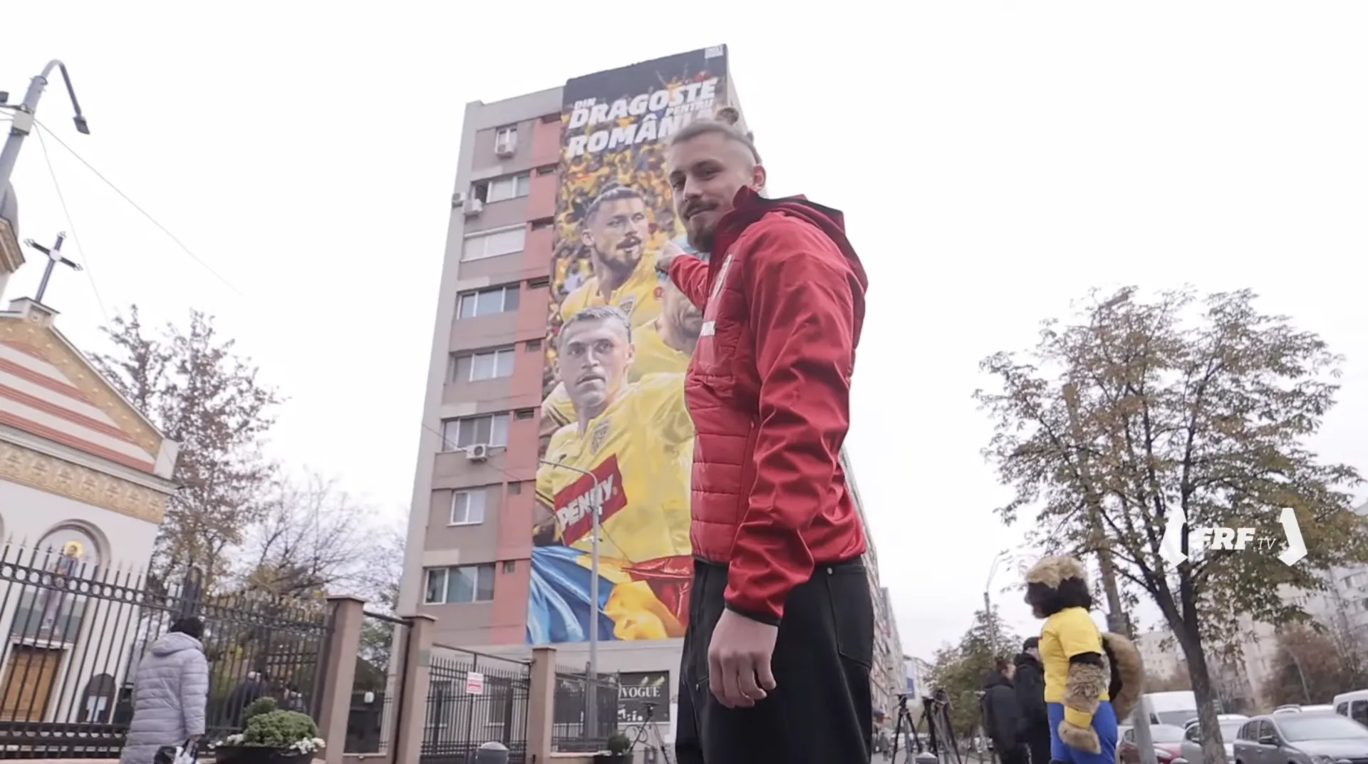 VIDEO Radu Drăgușin, Andrei Rațiu și Nicolae Stanciu, portretizați pe un bloc din București