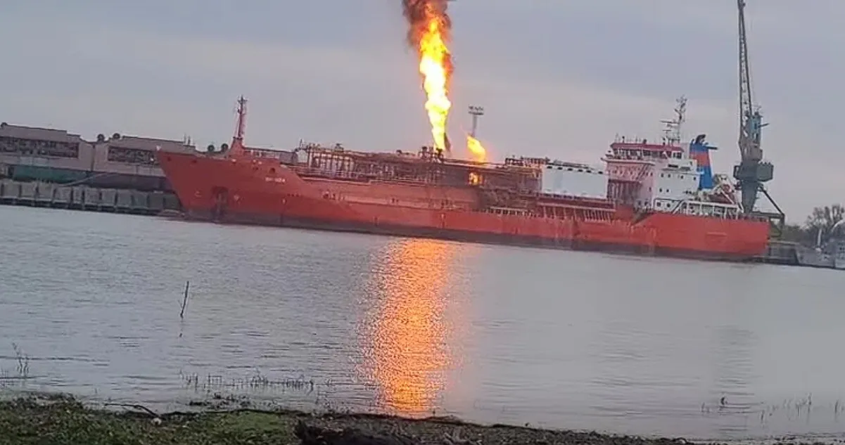 BREAKING Localitatea Plauru, la granița cu Ucraina, evacuată de urgență: Rușii au lovit în plin o navă plină cu GPL