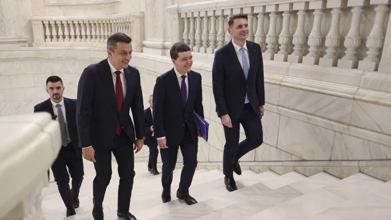 De la huiduieli la poze cu USR: reacțiile stârnite de prezența lui Nicușor Dan în Parlament. „Râdeți cu el sau de el?”