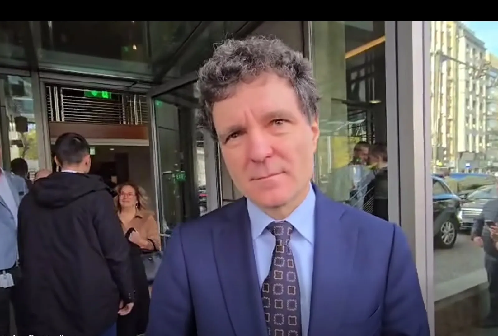 VIDEO Protestatarul Ceaușescu nu l-a ratat nici pe Nicușor Dan: 'Noi vrem bănișorii de la borcan'