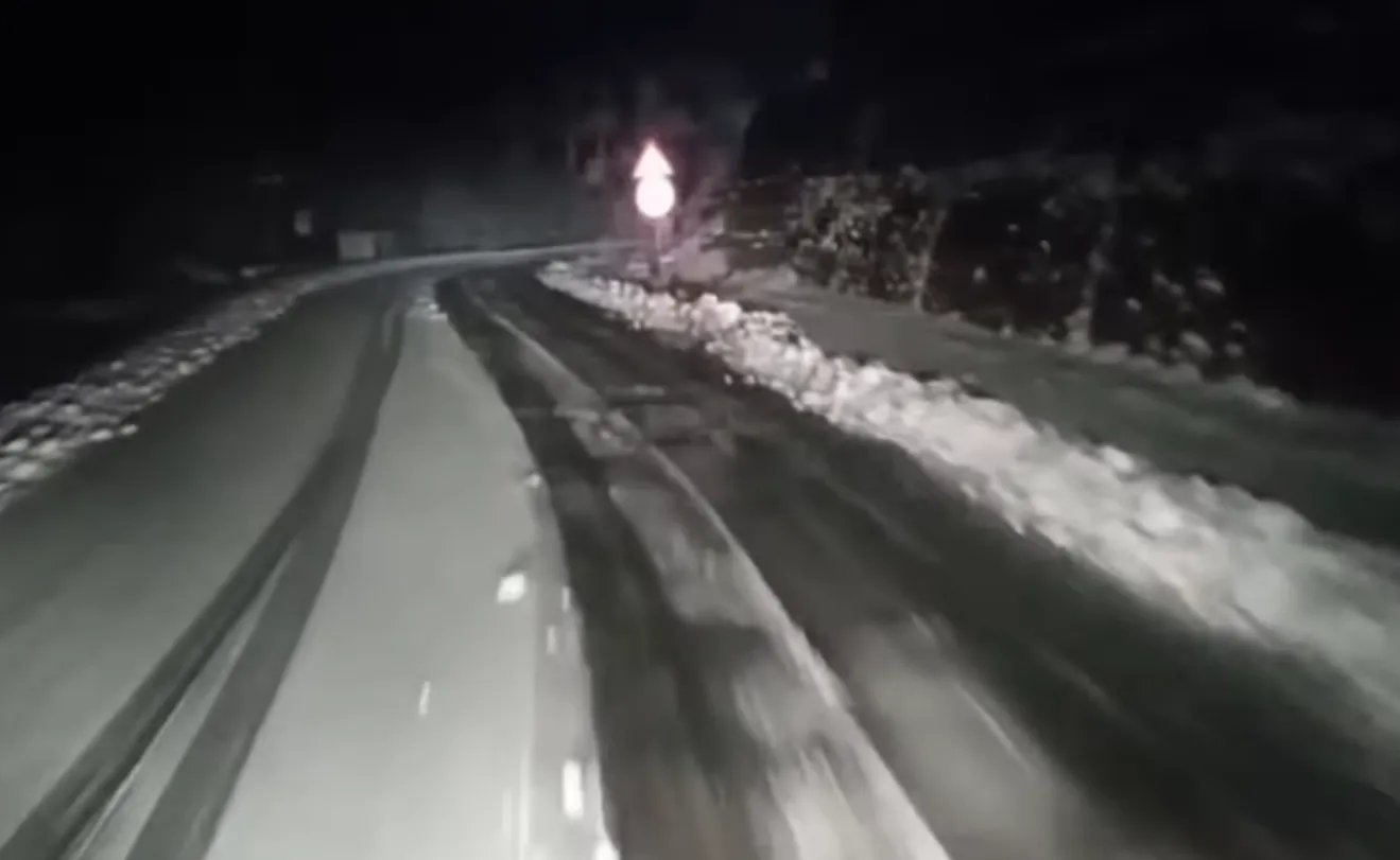 VIDEO Pe drumurile din România ninge ca în povești: Stratul de zăpadă va ajunge la 15 centimetri