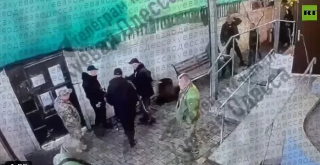 VIDEO Imagini dramatice: momentul în care un om se detonează la un centru de recrutare din Odesa