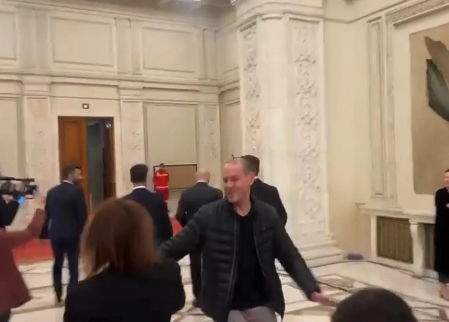 VIDEO Jurnaliști ținuți la distanță și ușor îmbrânciți pentru a nu-i adresa întrebări premierului Bolojan