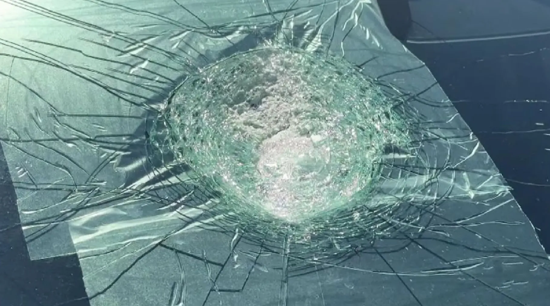 Șoc pe autostradă: o mașina Tesla a fost lovită de un obiect bizar venit din cer