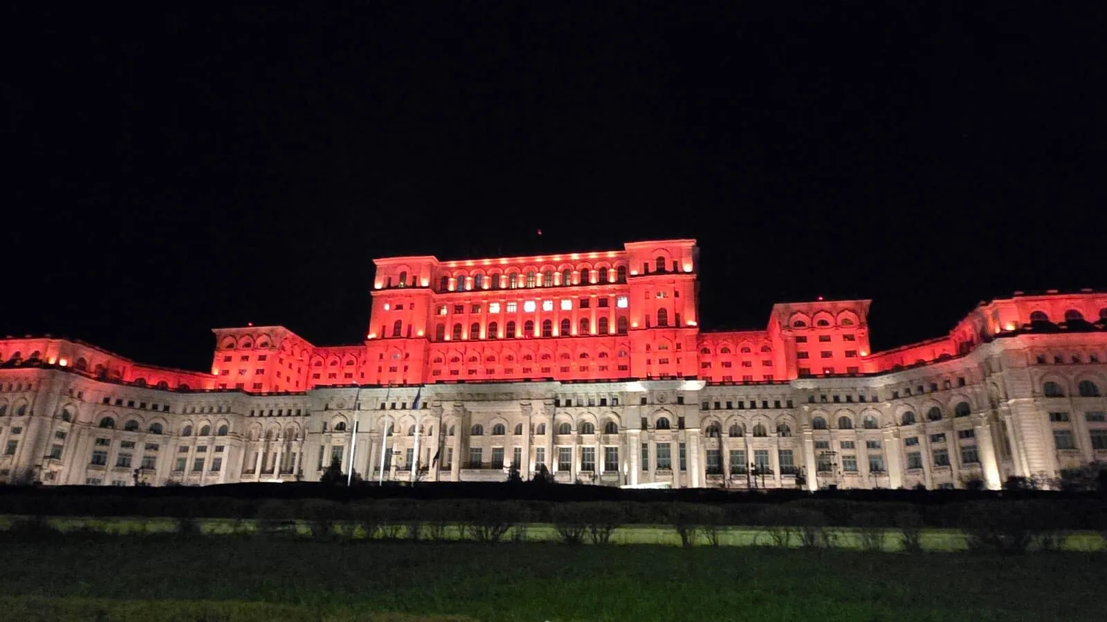 Palatul Cotroceni și Parlamentul, iluminate în portocaliu de Ziua Internațională împotriva violenței asupra femeilor