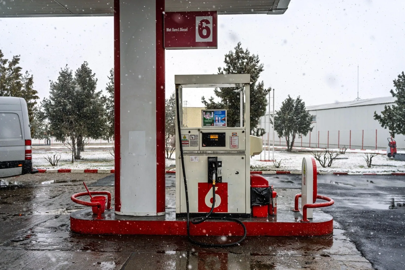 Cumpără americanii Lukoil? Mișcarea care poate schimba piața carburanților din România