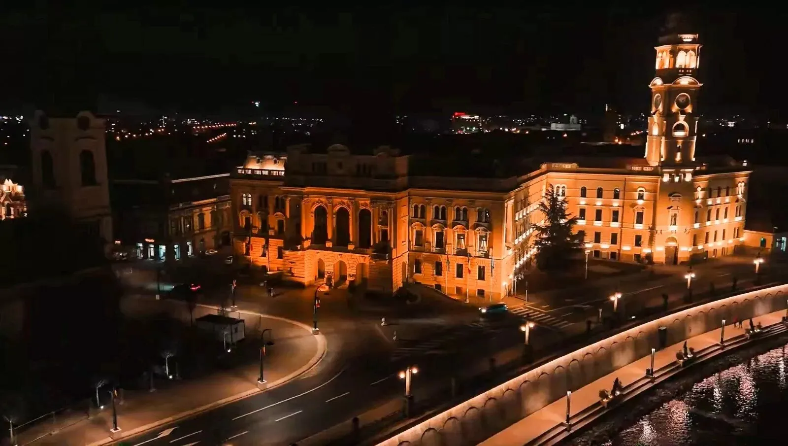 Sediile Prefecturii şi Primăriei Oradea, iluminate în portocaliu de Ziua Internaţională pentru Eliminarea Violenţei împotriva Femeilor