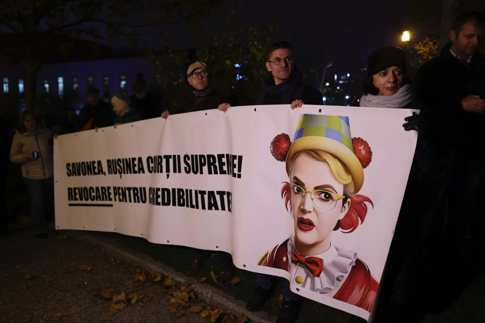 FOTO Protest în fața sediului ÎCCJ - Sute de oameni strigă: 'Corupția ucide' și 'Rușine, rușine să vă fie' / Traficul este blocat
