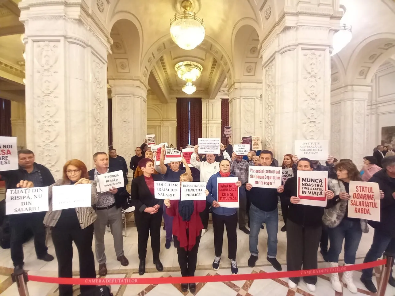 FOTO Protest la Parlament: Angajații de la Camera Deputaților au ieșit pe holuri cu mesaje pentru parlamentari