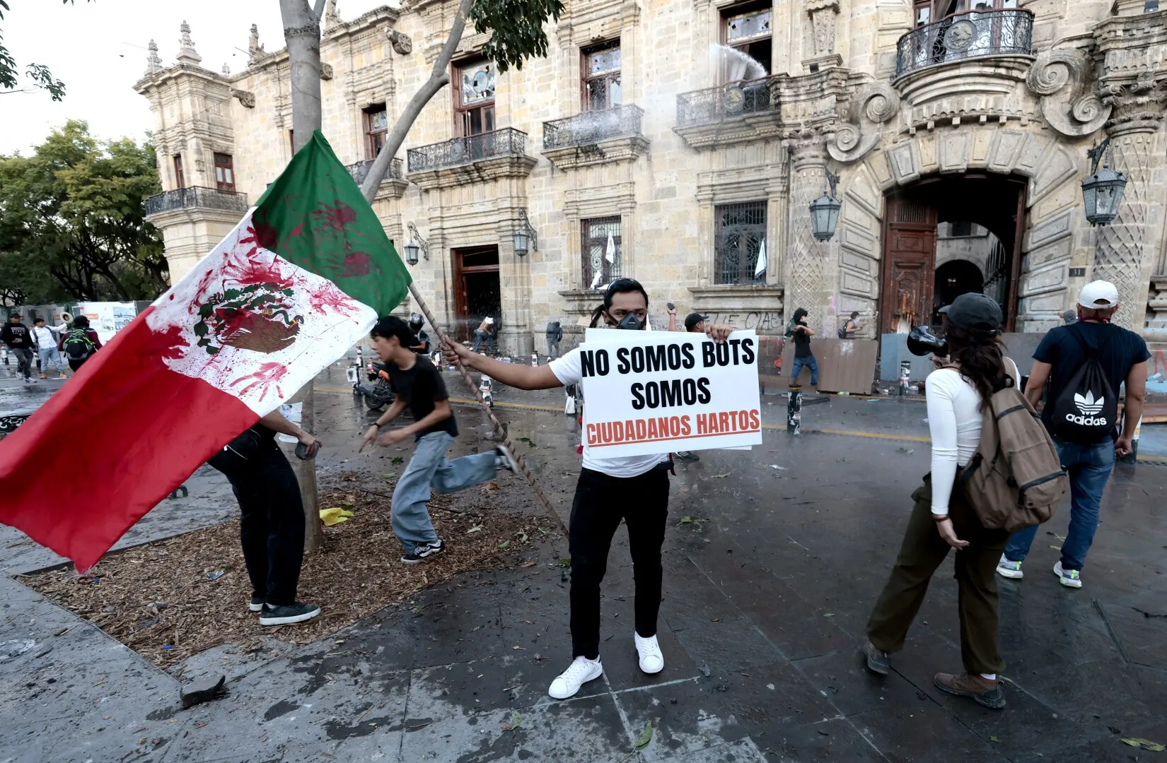 VIDEO Mexicul fierbe - 'Generația Z' se revoltă după asasinarea primarului Carlos Manzo / Ciocniri violente cu poliția și zeci de răniți