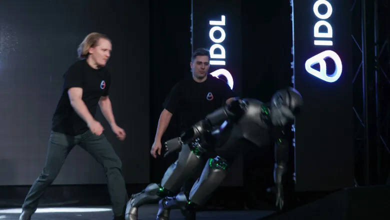 VIDEO Marele debut al lui AIdol: primul robot umanoid rusesc… a dat cu capul de scenă