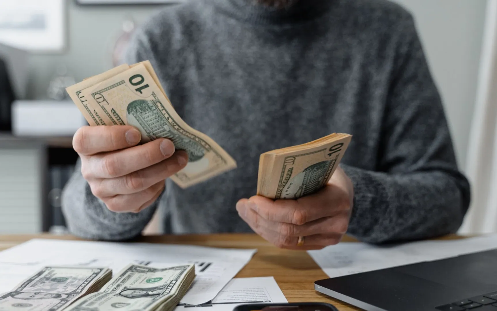 Un muncitor a primit din greșeală salariile tuturor colegilor. Decizia scandaloasă pe care a luat-o când s-a văzut cu banii în mână