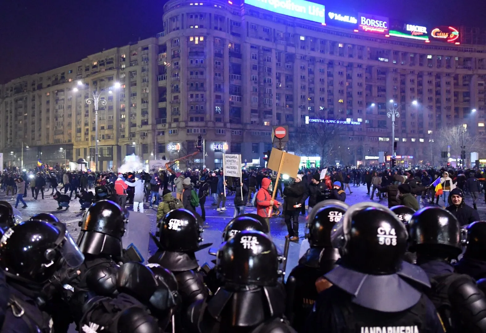 VIDEO Serbia este în pragul unui război civil: La Belgrad a fost nebunie totală. Opozanții și susținătorii președintelui s-au luat la bătaie