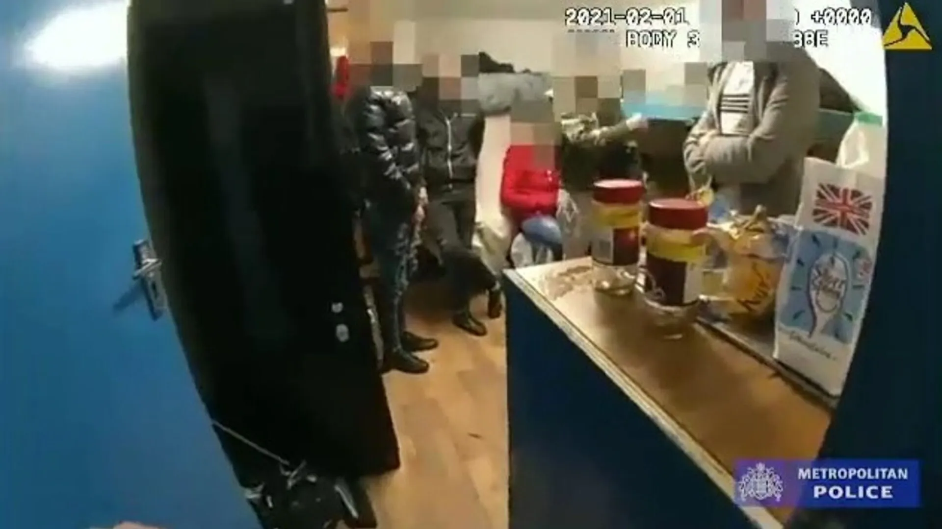 'Sclavie modernă în formă pură' - Români aduși cu promisiuni false, forțați să muncească în condiții șocante la o spălătorie din Londra