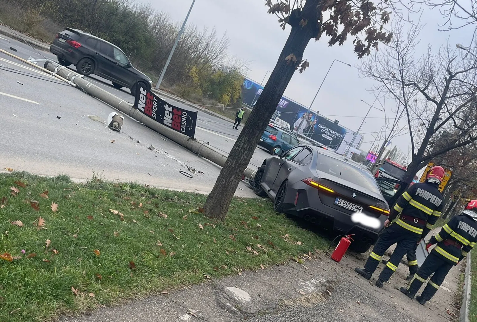 Trafic restricționat pe Șoseaua Petricani. O șoferiță a doborât un stâlp de electricitate