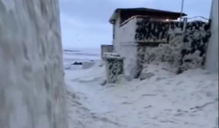 VIDEO Un sat pescăresc a fost ”înghițit” de spumă: Fenomenul apare o dată la câteva decenii