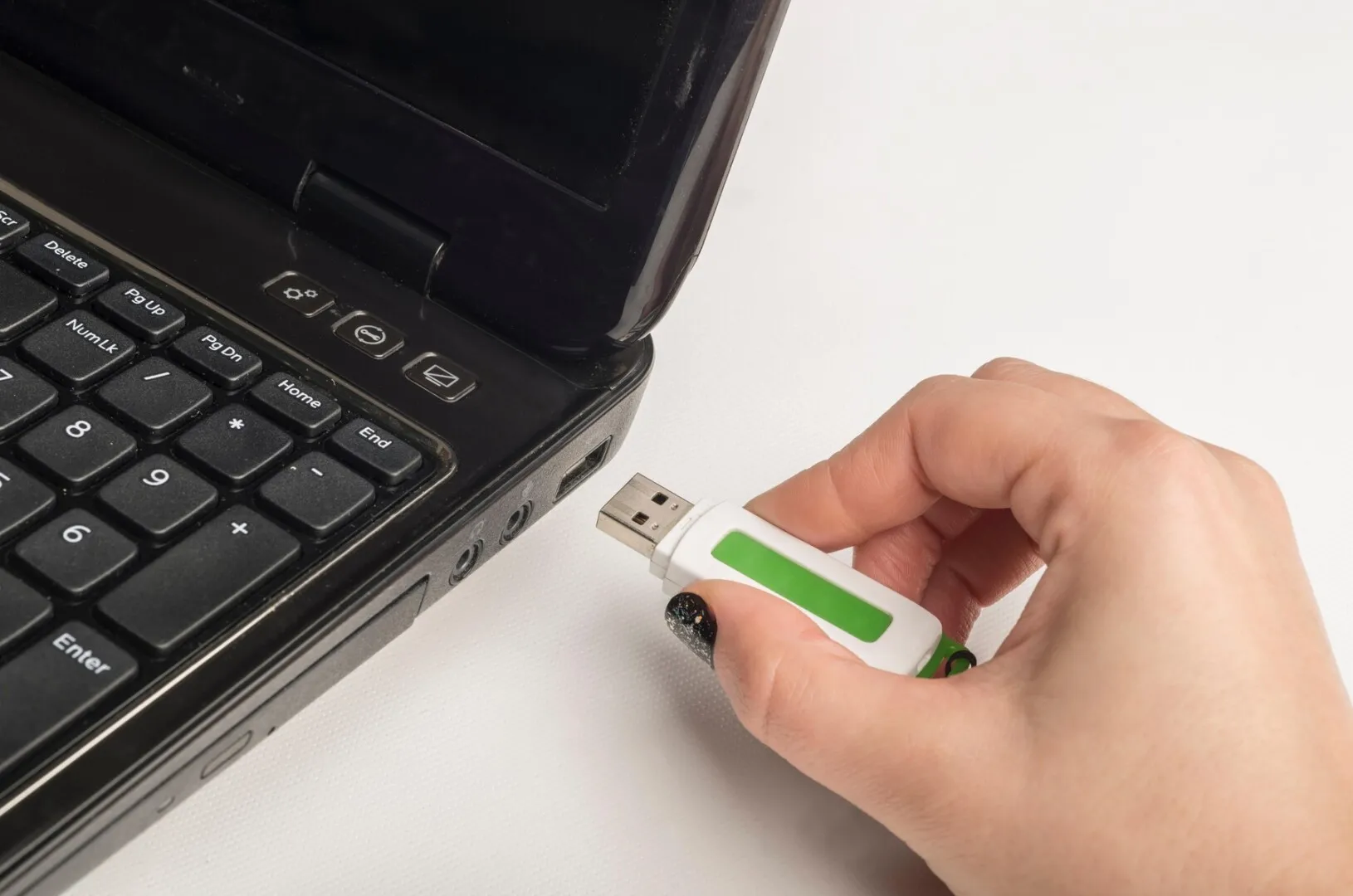 Dispar stick-urile USB sau cardurile de memorie: Prind avânt noile tehnologii care ne transportă într-o altă etapă a tehnologiei