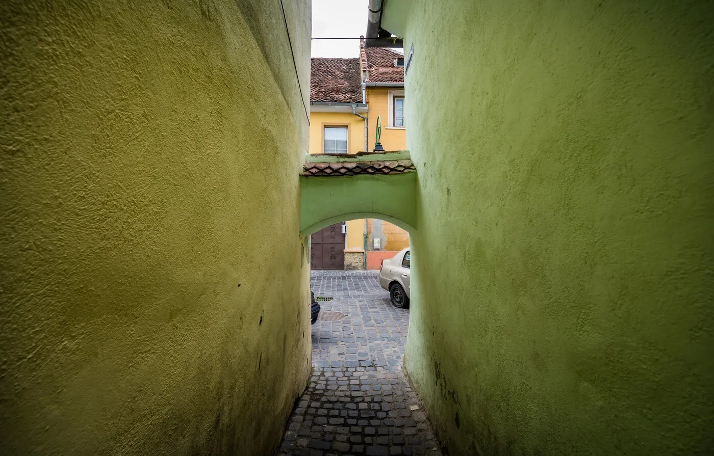 VIDEO A fost închisă Strada Sforii din Brașov, cea mai îngustă din Europa de Est: De ce au luat autorităţile această decizie