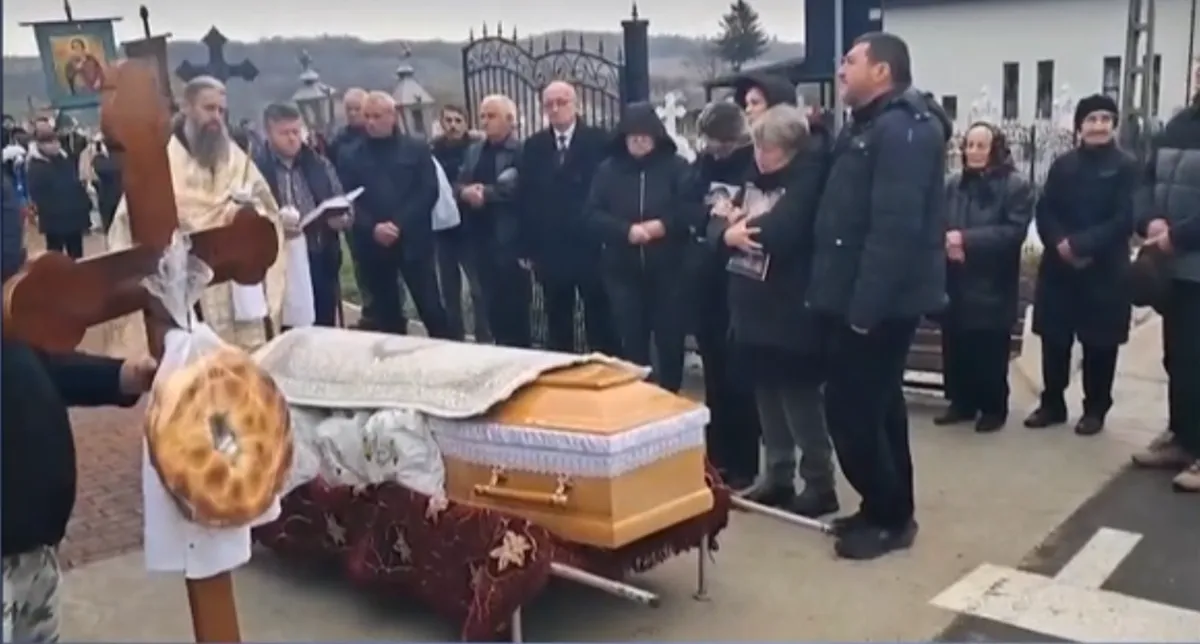 FOTO Octav Stroici, muncitorul român mort la Roma, condus pe ultimul drum în satul său natal: 'A muncit o viață pentru familie, dar s-a întors acasă în sicriu'