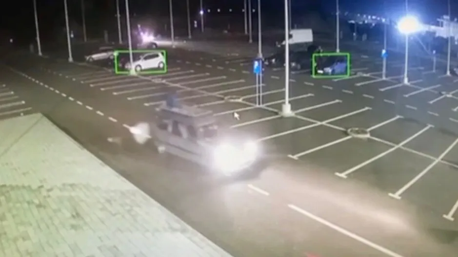 VIDEO Scene periculoase în parcarea unui supermarket: un tânăr s-a urcat pe cupola unei mașini în mers - șoferul nu avea permis!