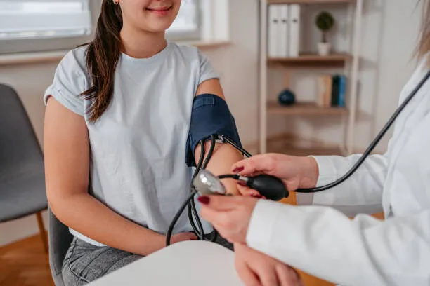 Tot mai mulți adolescenți suferă de hipertensiune arterială din cauza obezității