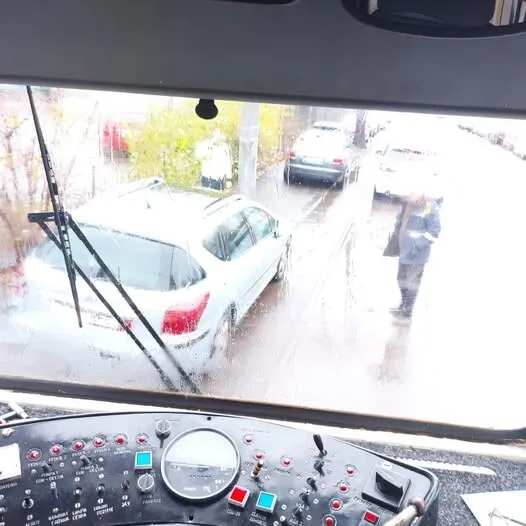 FOTO Tramvaiul 5, blocat la probe de un șofer plecat după... mici - Directorii STB au asistat neputincioși la scenă / Replica șoferului