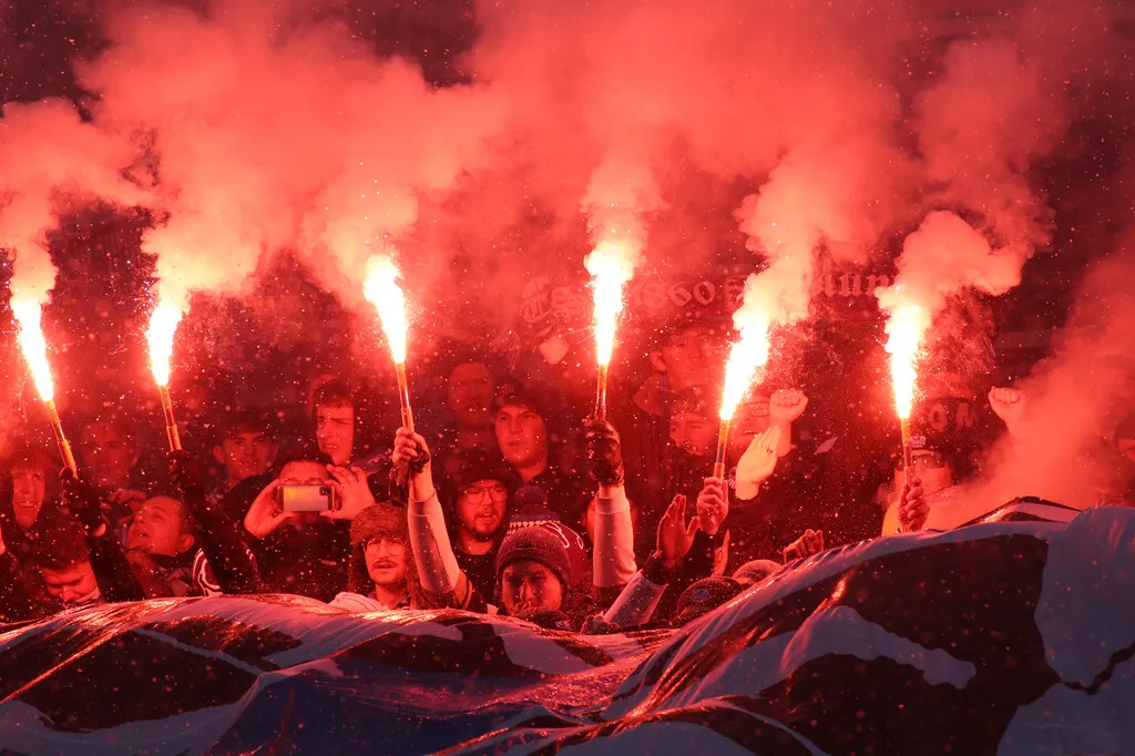 Șoc în lumea fotbalului: Un celebru lider de galerie, împușcat mortal în zona capului - Se afla în fața stadionului