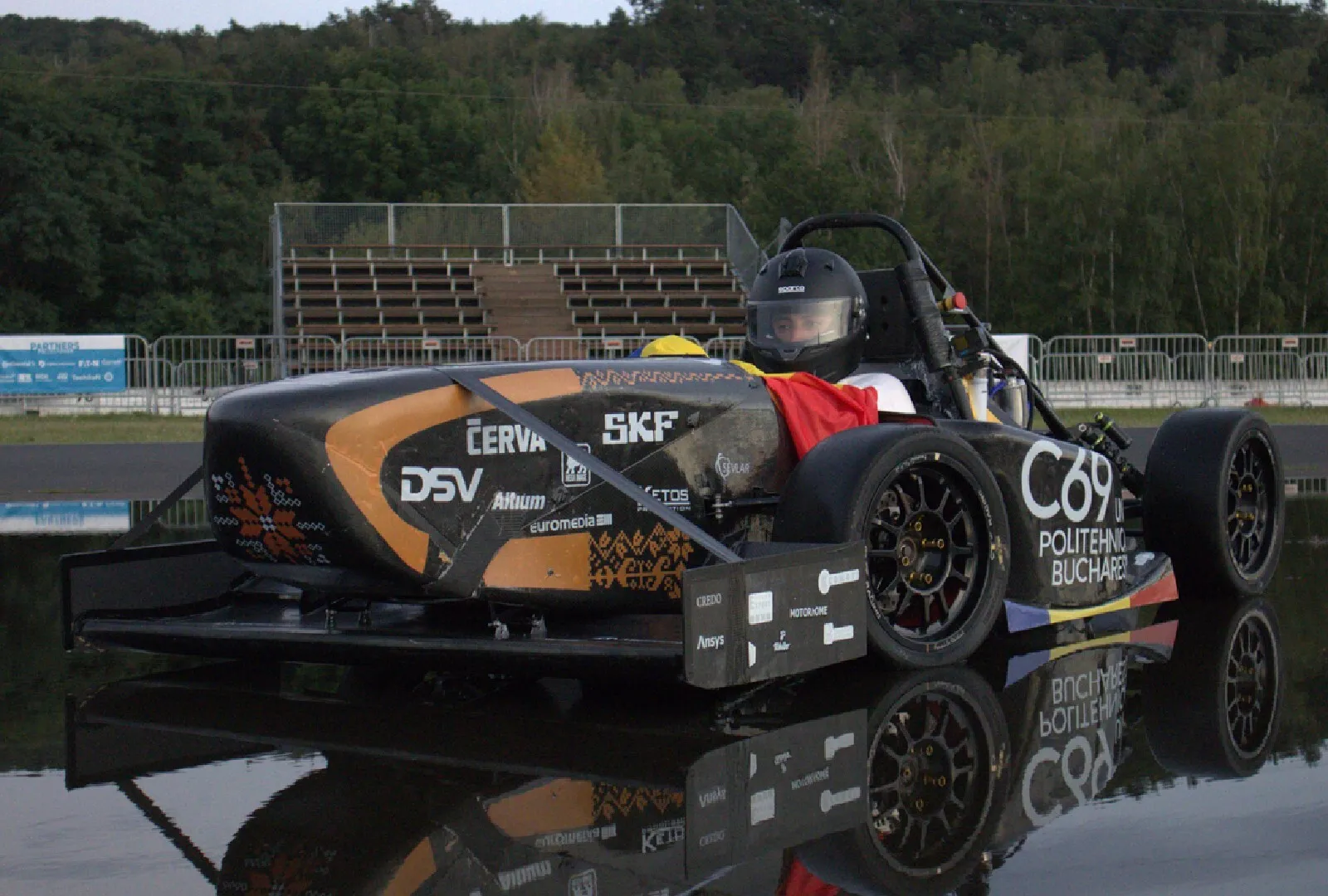 Studenții de la Universitatea Politehnica din București au dat lovitura. Au construit primul monopost românesc