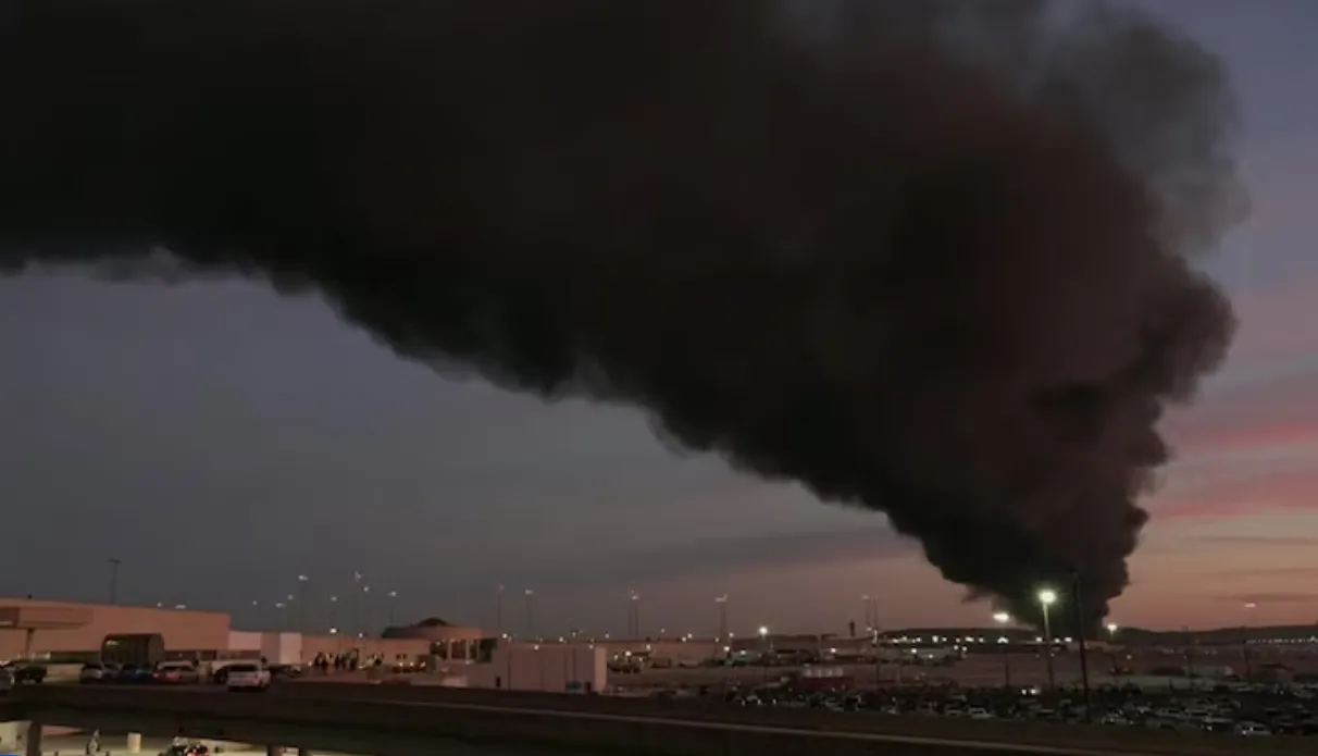 Incident grav în SUA: avion UPS s-a prăbușit la decolare, urmat de o explozie uriașă. A fost emis un ordin de adăpostire