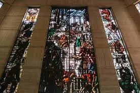 VIDEO Scene devenite virale, la Roma - Un politician s-a împiedicat și a spart cu capul o operă de artă