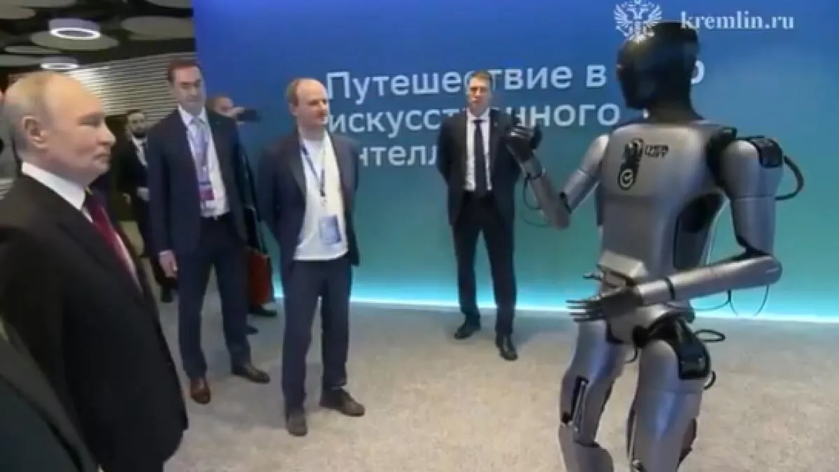 VIDEO Robotul Green, supravegheat îndeapropae de agenți secreți, a dansat pentru "robotul" Putin: De data aceasta,mașinăria n-a mai căzut la pământ