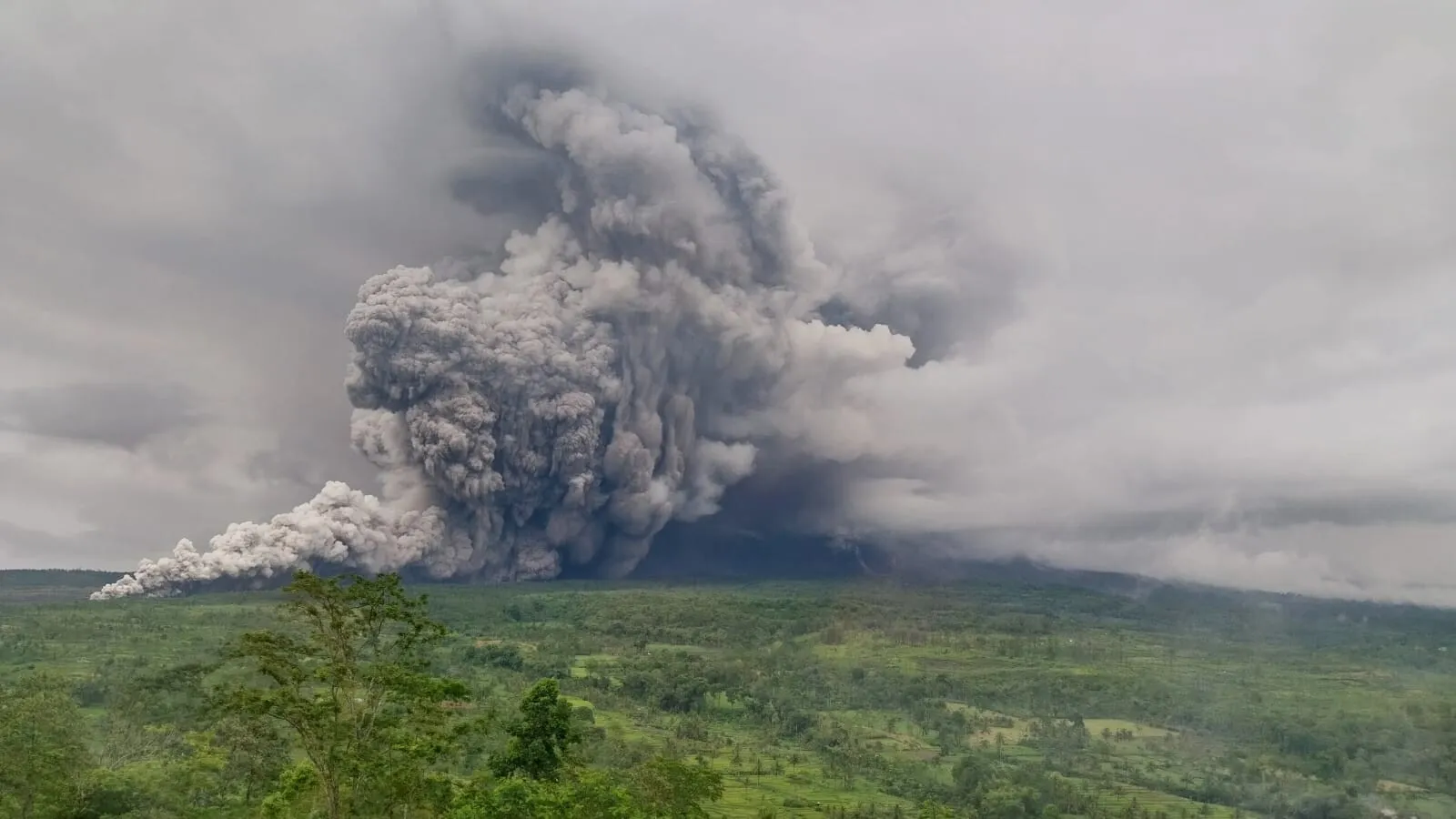VIDEO Vulcanul Semeru din Indonezia a erupt: alertă ridicată la maxim de autorități