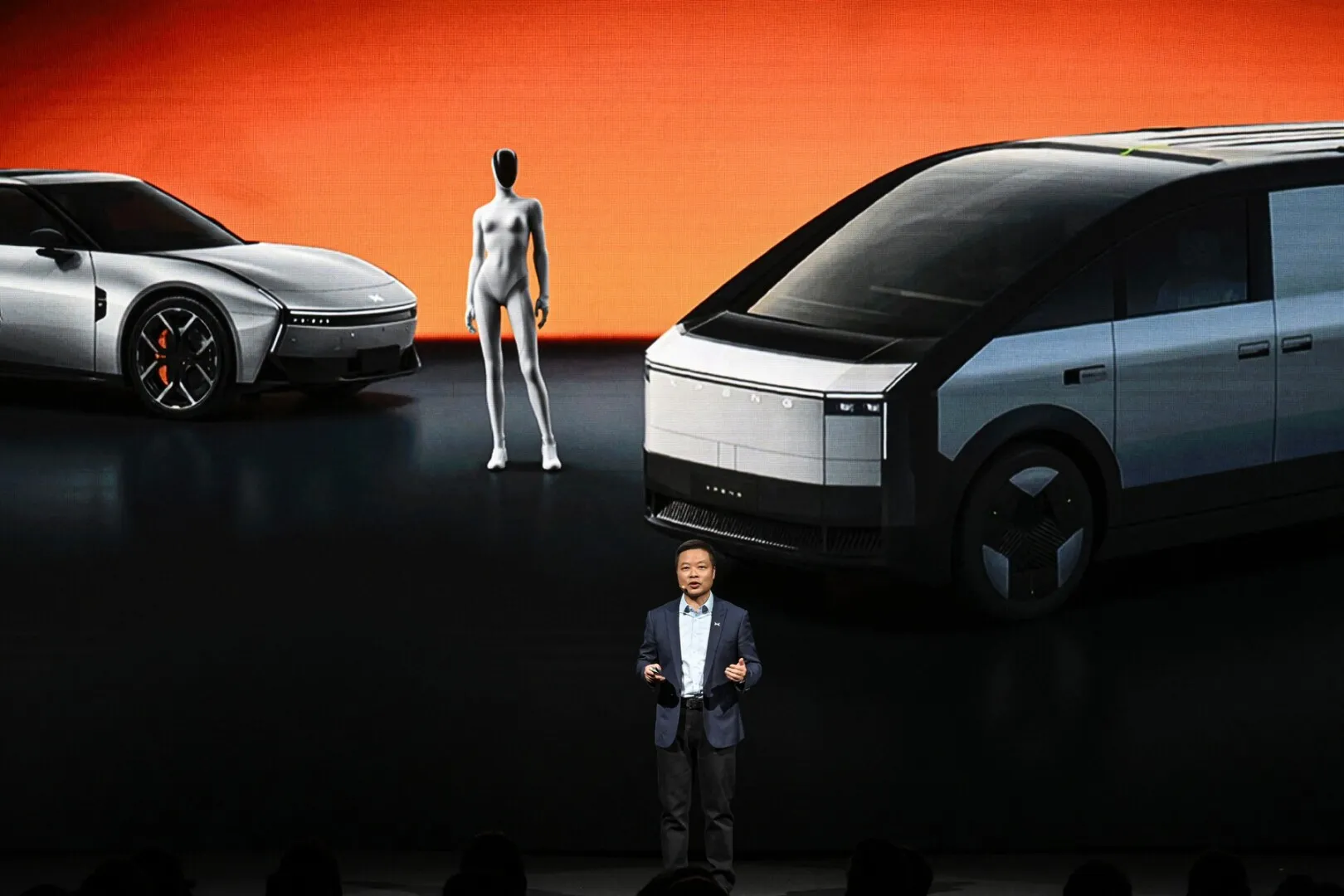 VIDEO Chinezii lansează mașina viitorului: Lansează robotaxiuri şi roboţi umanoizi cu cipuri AI proprii