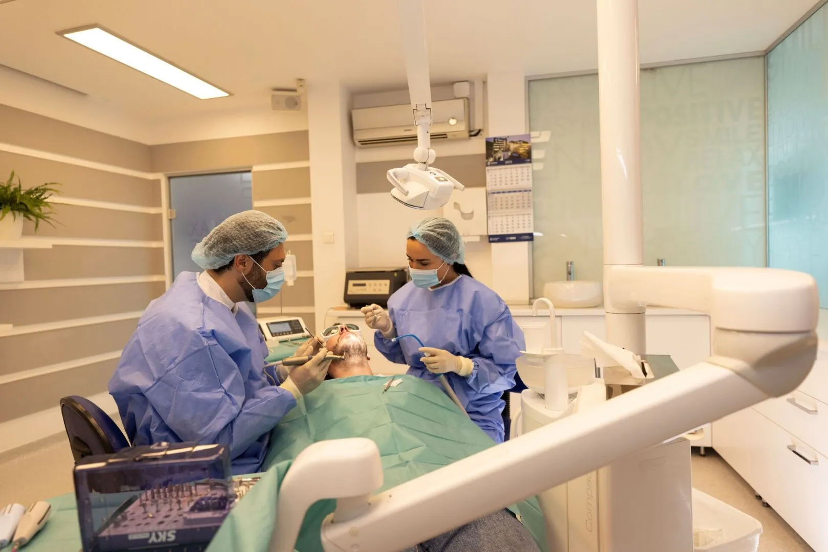 Cum a fost tratat un bărbat care nu se mai putea hrăni din cauza danturii