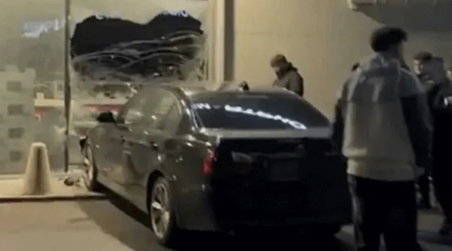 Un şofer care făcea drifturi într-o parcare din Lugoj a intrat cu maşina în vitrina unui magazin