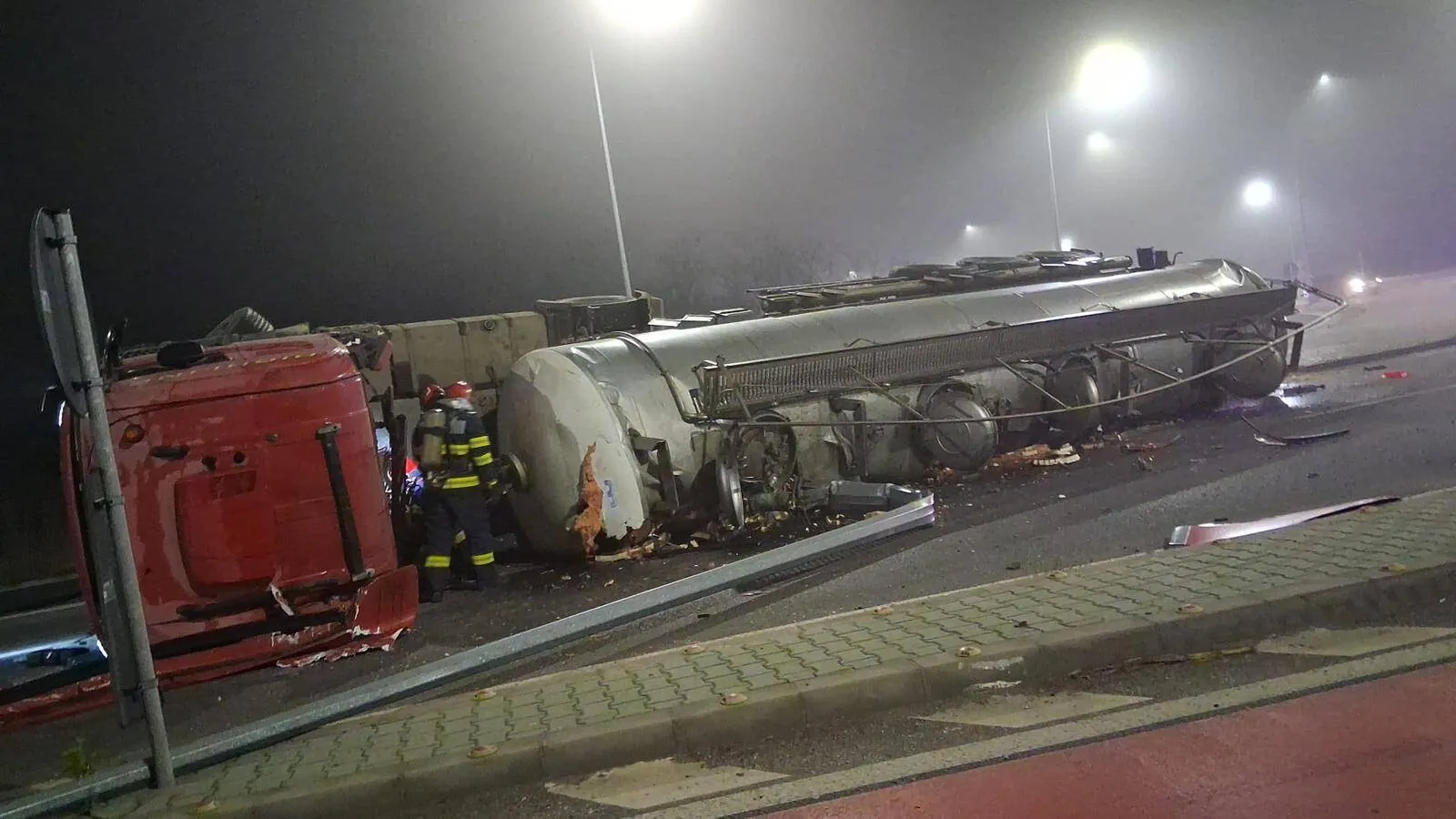 Cisternă încărcată cu apă amoniacală, răsturnată pe DN 5 Bucureşti – Giurgiu: s-au produs scurgeri