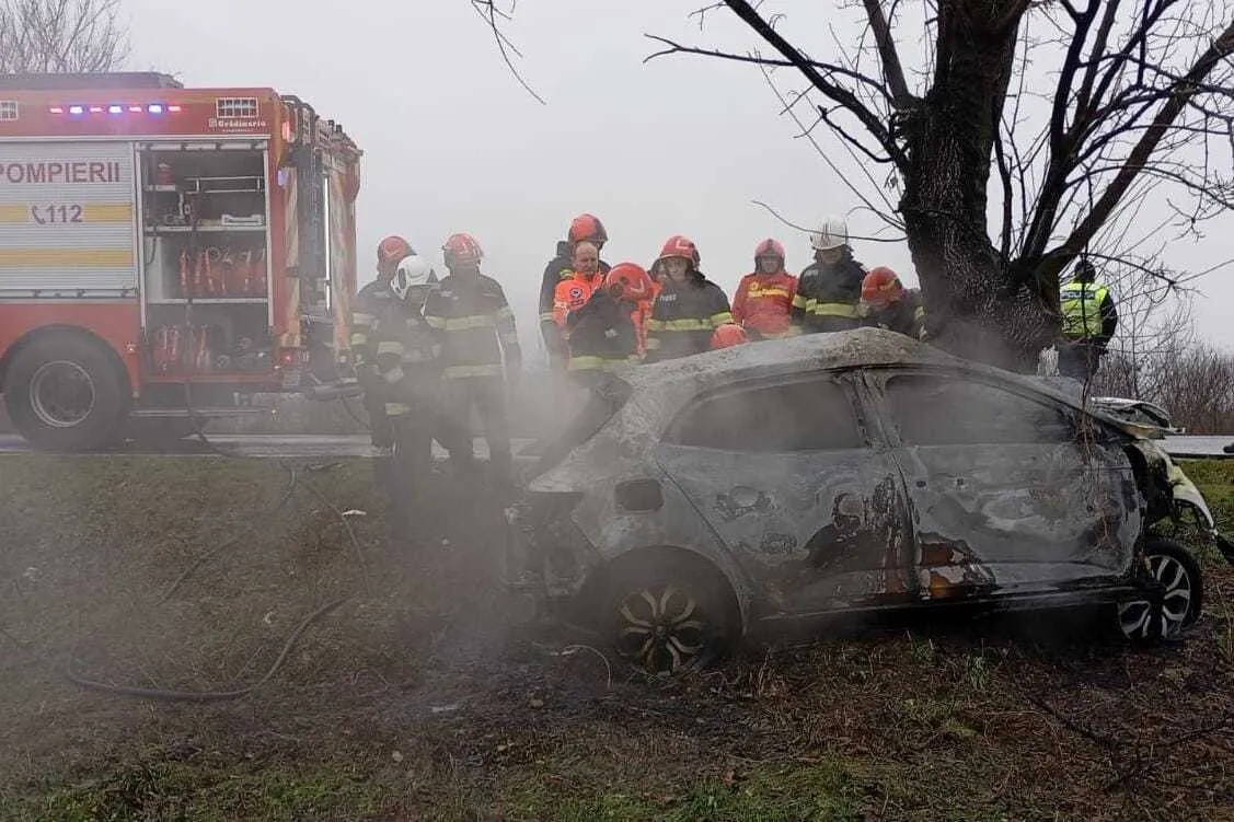 Accident mortal în Olt: Un tânăr de 19 ani a ars de viu după ce a intrat cu mașina într-un copac