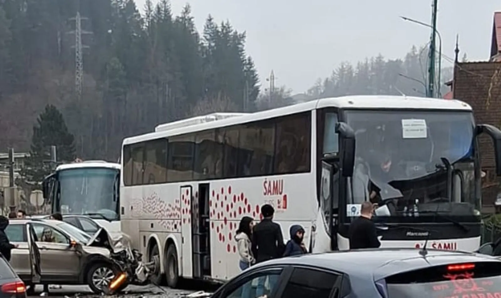 FOTO Coliziune între un autocar și un autoturism, la Sinaia – zeci de persoane implicate