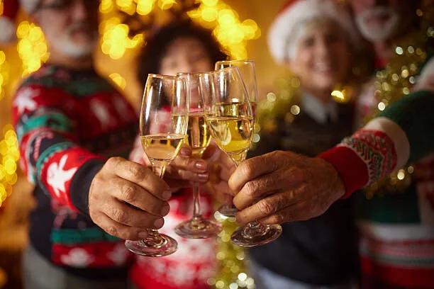 Prețurile mari la alcool îi fac pe români să-și riște sănătatea: Ce băuturi aleg pentru masa de sărbători