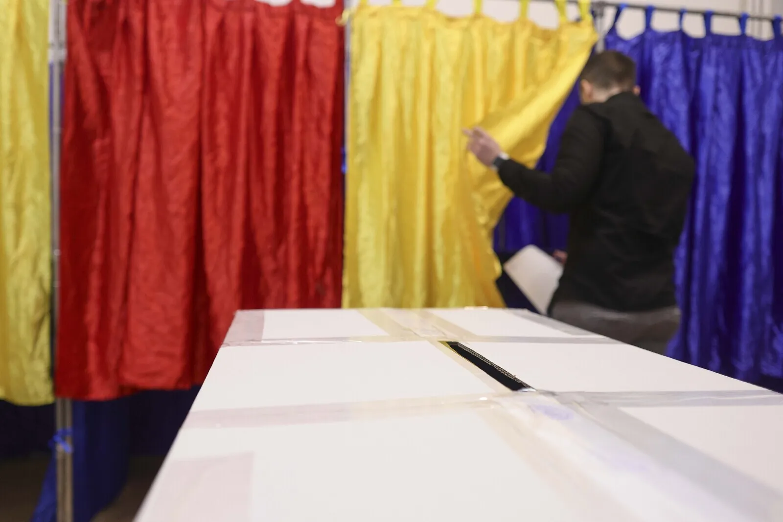 Tată și fiu prinși în aceeași cabină de vot într-o comună din Sibiu – tânărul a fost amendat pentru nerespectarea regulilor electorale