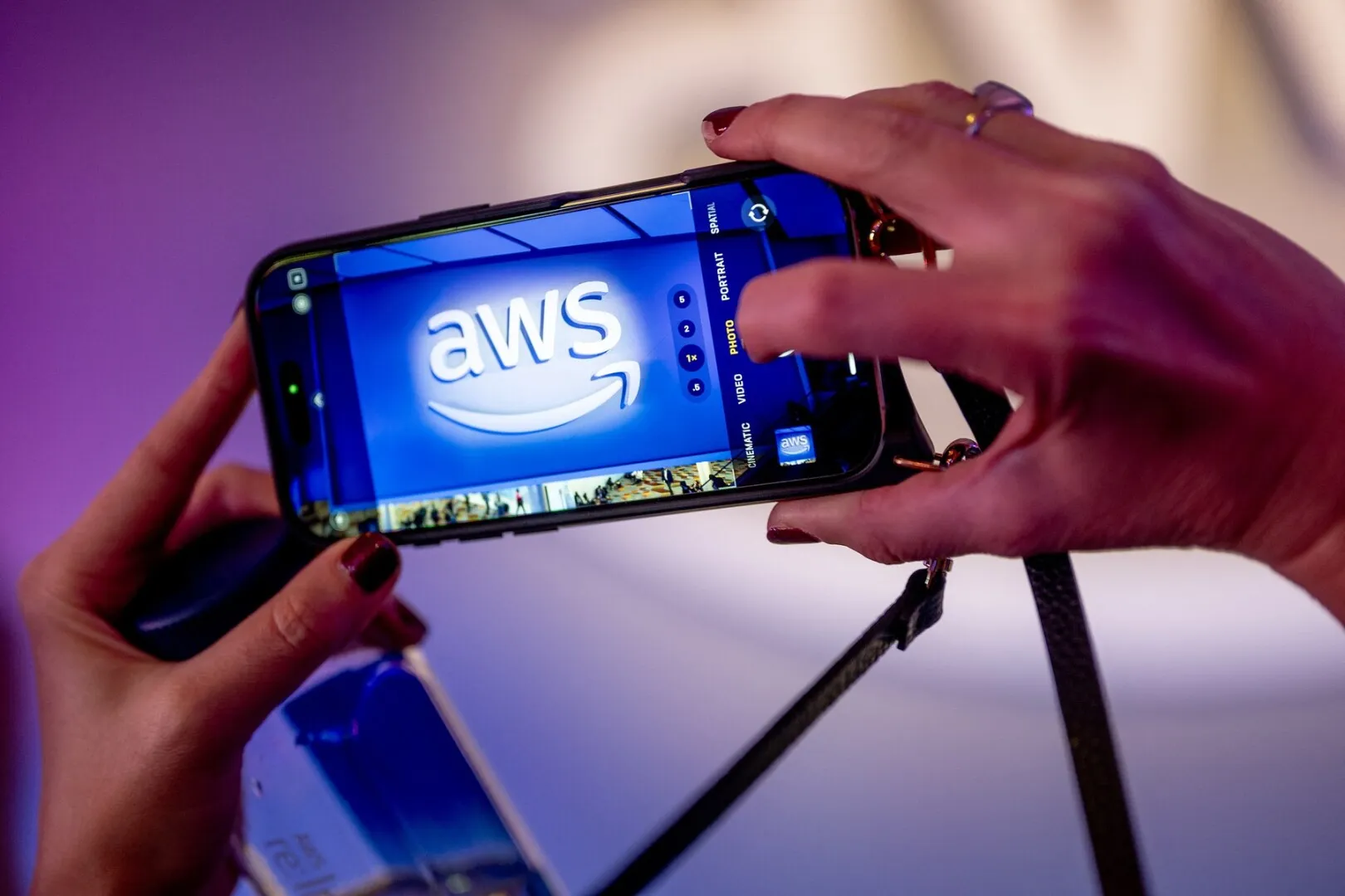 Amazon va folosi tehnologie Nvidia în cipurile sale AI şi lansează servere noi pentru antrenarea modelelor