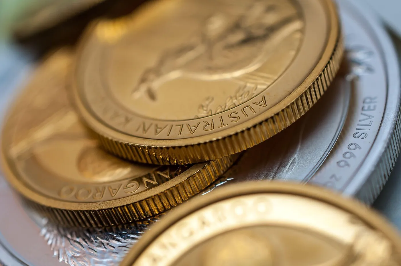 O criză își arată colții la orizont: Cresc principalele resurse de refugiu ale omenirii, iar Donald Trump tocmai a turnat gaz pe foc