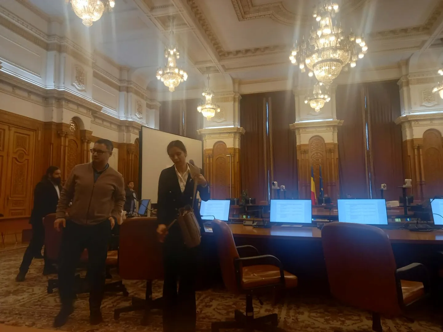 A fost scandal în Comisia Juridică, pe 'Legea Vexler'. Parlamentarii Opoziției au părăsit sala. 'Au respins toate amendamentele care au pornit la sesizarea formulată de Nicușor Dan'