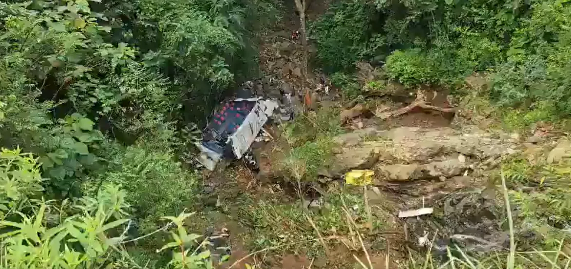 Cel puţin zece morţi şi 32 de răniţi într-un accident de autobuz