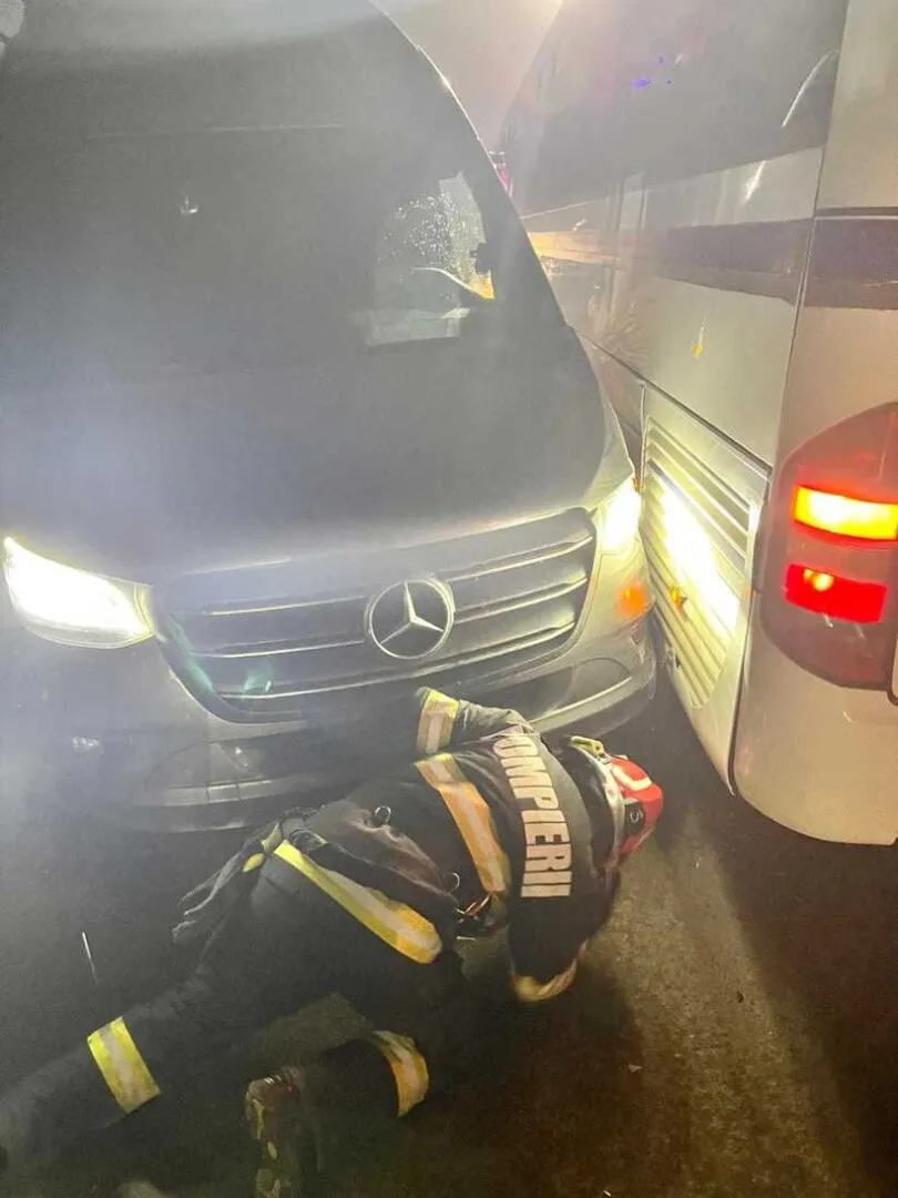 Accident între un autocar și un microbuz: În autocar se aflau 40 de elevi