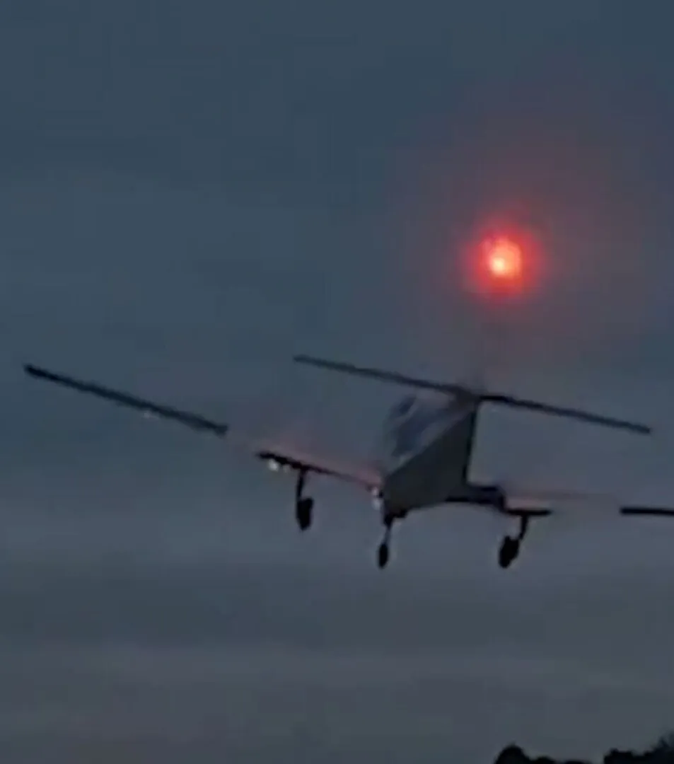 VIDEO Imagini reale, nu ca fake-ul și isteria de la Otopeni! Un avion chiar a aterizat pe o autostradă din Florida și a lovit o mașină