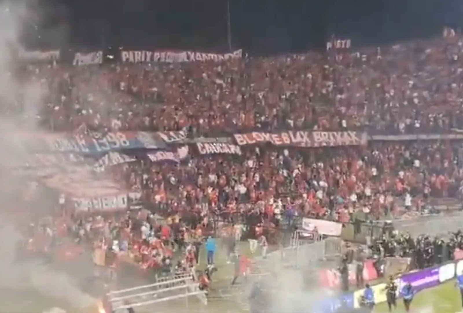 VIDEO Bătaie generală după finala Cupei Columbiei. Mai mulți fani și polițiști au ajuns la spital